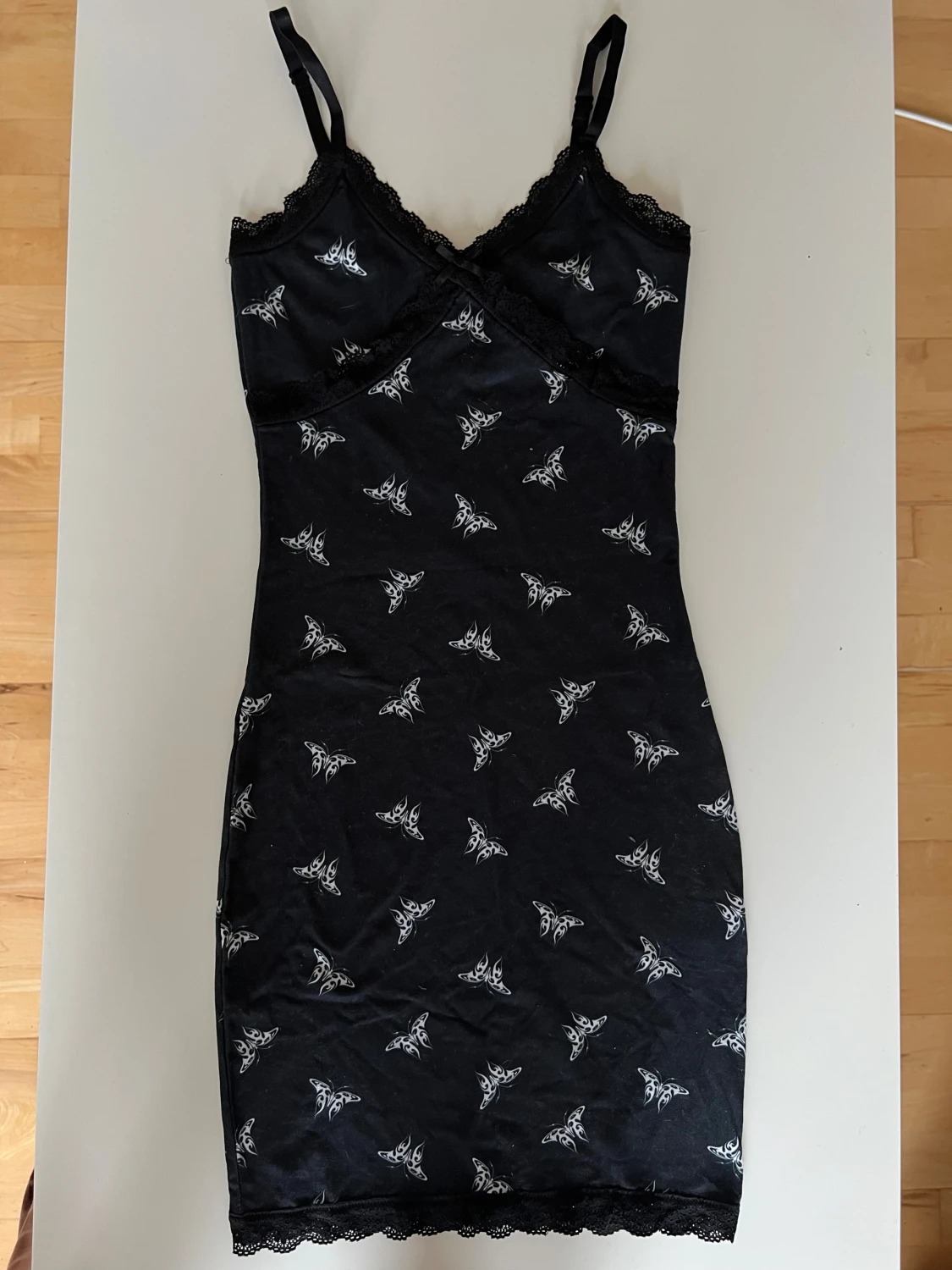 Svart kort klänning med fjärilar