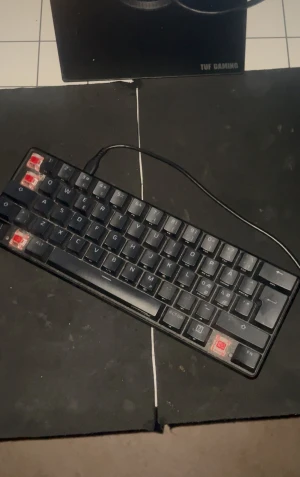 Hyper X aloy tangenbord - Ett svart mini hyper X tangentbord som kan lysa och fungerar exakt som nytt