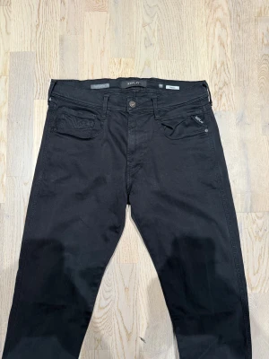Replay jeans svarta  - Riktigt snygga svarta Replay jeans. Storlek 32/34. Han på bild är 185cm, 74kg. Jeansen är i bra skick utan några defekter. Hör av er vid funderingar!