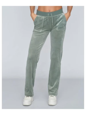 Gröna juicy couture  - Snygga gröna mjukisbyxor i mjuk velour med bred resårmidja och snörning framtill. Byxorna har raka ben, praktiska fickor både fram och bak med lock och silverfärgade knappar. Perfekta för chill och avslappnad stil. pris går att diskutera 💞