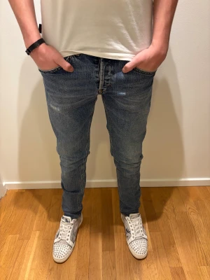 Dondup George jeans skinny fit - Säljer ett par klassiska blå skinny jeans från Dondup i modellen George och i storleken 31.  Slitningar finns på höger ben.  Använda ungefär 3 gånger, helt perfekt skick. Vid funderingar tvecka inte på att höra av dig! 🙌🤝 