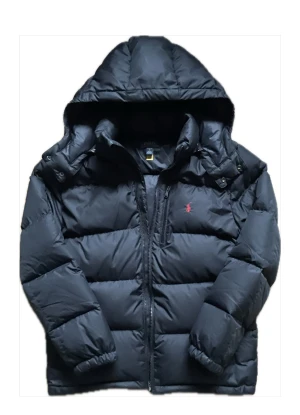 Ralph Lauren Dunjacka - Sparsamt använd, inga defekter Strk XL i barn vilket motsvarar S i herr. Jag på bild är 180cm och den passar mig bra Qr kod leder till hemsidan (se sista bild) Priset är ej hugget i sten Hör av er om ni har någon fråga🙌