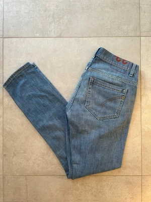 Dondup George jeans  - Feta DonDup George jeans i väldigt bra skick!       ——————————————————————————                                                          📐| Storlek: W33                                                     👖| Märke: DonDup                                                 🔎 | Skick: 9/10                                                         💵 | Ny Pris: 3199kr                                                 ✍🏻 | Skriv om du har några frågor