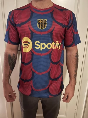 FC Barcelona Home Kit 2023/24 - FC Barcelona Home Kit 2023/24❤️💙                      • Exklusiv FC Barcelona tröja med Spotify som huvudsponsor.                                                               • Tröjan kombinerar klubbens klassiska färger i en modern design och är tillverkad i högkvalitativt ventilerande material.