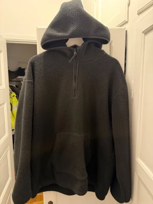 LEVI'S ® Sweatshirt 'Cozy half zip Hoodie' i Svart - Cozy relaxed fit från LEVI'S perfekt nu vid vinter tider!