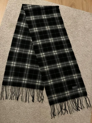 Burberry scarf - Jag säljer en svart burberry scarf som är mycket stilren och passar till många olika outfits. Ett mycket bra pris för en ny/oanvänd scarf!