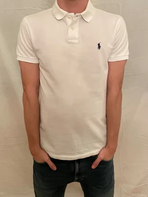 Ralph Lauren piké  - Säljer en Ralph Lauren piké i mycket bra skick, sparsamt använd. Färg: vit. Storlek: S. Vårt pris är 599 kr och nypriset ligger på runt 1500 kr. Priset är ej hugget i sten. Hör av er vid frågor eller funderingar!