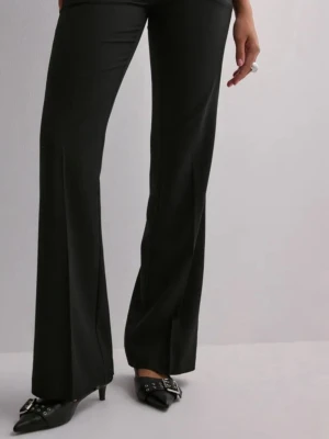 Low waist kostymbyxor  - Säljer dessa kostymbyxorna från Nelly, helt oanvända lappen sitter även kvar ❤️storlek 32