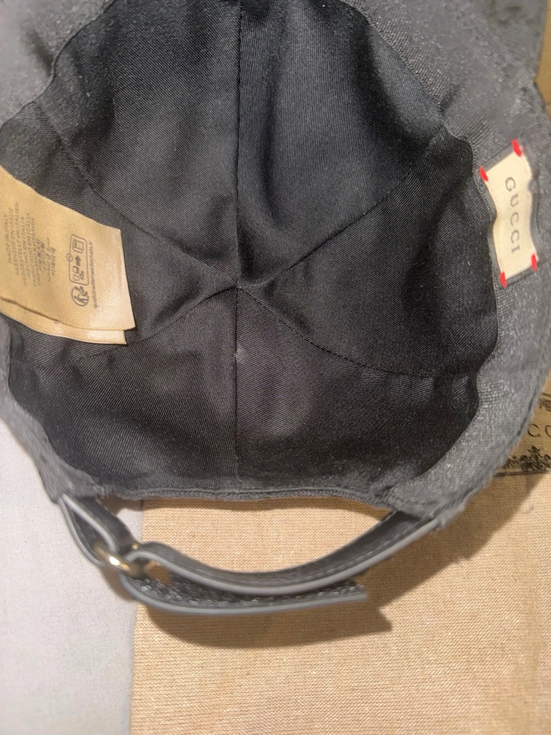 Svart keps med röd/grön detalj - 2