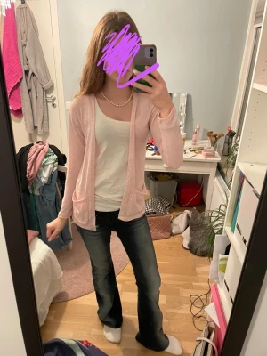 Ljusrosa kofta i mjuk bomull - Säljer en ljusrosa kofta i mjuk bomull. Koftan har öppen front, två fickor framtill och långa ärmar. Perfekt att slänga över en topp för en chill och stilren look. Passar till både jeans och kjol.