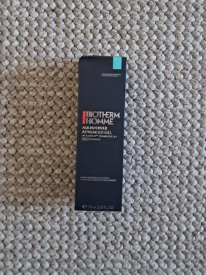 Biotherm Homme Aquapower Advanced Gel - Aquapower Advanced Gel från Biotherm Homme är en återfuktande gel för ansiktet med vitaminer B5, B3 och C samt Life Plankton. Kommer i en mörkblå förpackning med turkosa och vita detaljer, 75 ml. Perfekt för dig som vill ha en fräsch och lätt känsla.