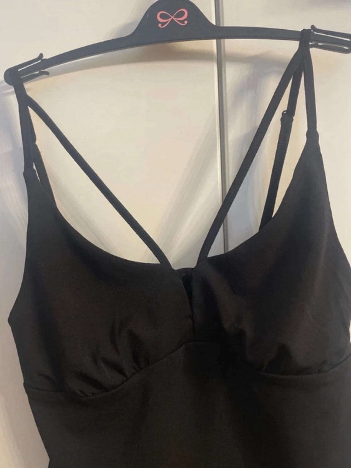 Svart linnetopp med smala axelband - 2