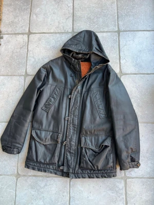 Nudie vaxad vinter jacka storlek M  - Nudie vaxad vinterjacka storlek M. Utgåd modell. Använt skick dvs små håll (kolla bilder). 