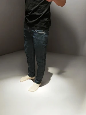 Mörkblå slim fit Nudie jeans - ✨ Nudie Jeans – Lean Dean ✅ Storlek: W31 / L32 ✅ Passform: Slim fit – modern och tidlös ✅ Färg: Djup mörkblå denim ✅ Skick: Mycket bra skick ✅ Detaljer: Snygg patina och naturliga veck som ger karaktär ✅ Kvalitet: Hållbar premiumdenim från Nudie Jeans ✅ Original: Ja  👌 Perfekta jeans för både vardag och mer uppklädda tillfällen 📦 Skickas snabbt 💬 Hör av dig vid frågor eller fler bilder 