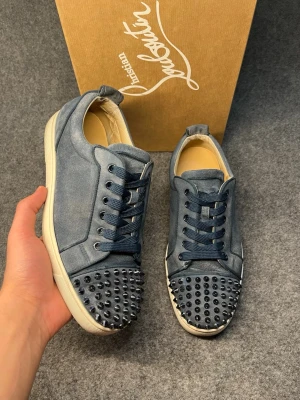 Washed blue Louboutin skor  - Fint skick! Storlek 40.5 sitter som 41. Självklart äkta! Allt OG medföljer! Sällsynt model! Se bild 5&6. Endast seriösa köpare! 