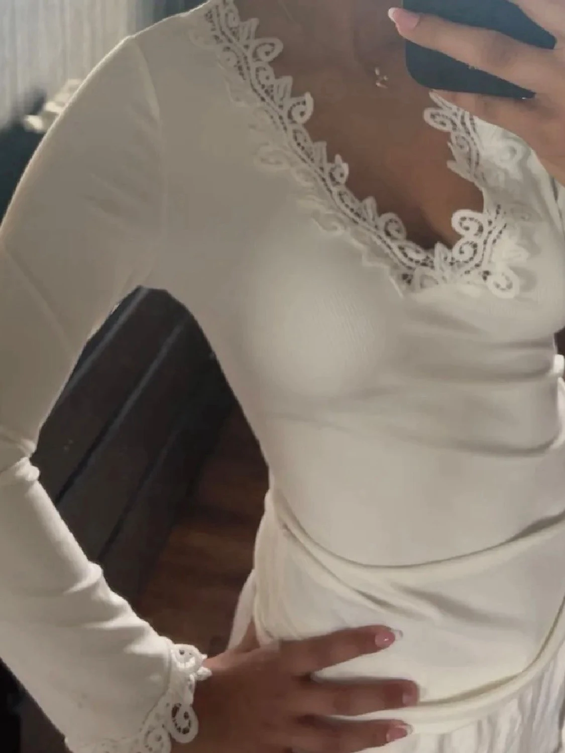 Vit långärmad topp med spetsdetaljer - 1