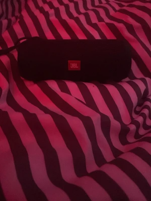 Jbl - Jag köpte den för två månader sedan har inte använt så mycket så säljer den nu till någon som kommer ha användning av den