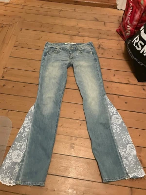Jeans med spetsdetsljer - Säljer dessa så snygga jeans fråm abercombie fitch som tyvärr börjar bli för små för mig. De är lågmidjade och omsydda till bootcut med jeansmatrial och spetstyg. Midjemått 36 cm tväts över midjan och innerbenslängd 78 cm💗💗obs fri frakt på dessa jeans tills 12 januari