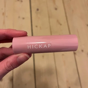 HICKAP Bronzer golden truffle - Snabbt swatchad på baksidan av min hand men insåg direkt att jag råkat köpa fel färg !😔 utöver det, totalt ny! 