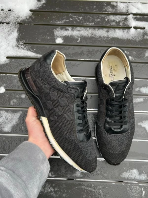 Louis Vuitton trainers 44 - Riktigt feta och unika LV trainers! Självklart äkta, du ser på seriekoden. Size 44! Hör av dig vid fråga eller fundering. Annars går ”köp nu” jättebra 🤩🎄
