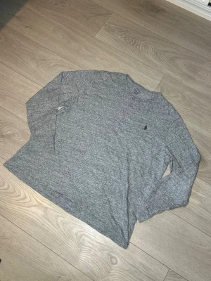 Ralph Lauren T-shirt, Grå, Storlek XL -  Hej! Säljer nu denna gråa Ralph Lauren T-shirten, Långärmad samt storlek XL. Inga skador eller fläckar. Riktigt stilren och snygg T-shirt! Skickar alltid inom 24h efter köp🤩 Frågor om mått eller annat? Hör av dig!