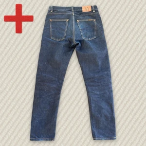 Nudie Jeans Gritty Jackson Dry Maze Selvage  - Ett par Selvedge Nudie Jeans Gritty Jackson i storlek 31/32! (Se mått nedan). Riktigt bra skick, har inte blivit tvättade än, så fadear bra. Skriv om du har frågor!  Mått: Midja – 41.5 cm, Lår – 30 cm, Innersöm – 80 cm, Längd – 108 cm, Benöppning – 18.5 cm