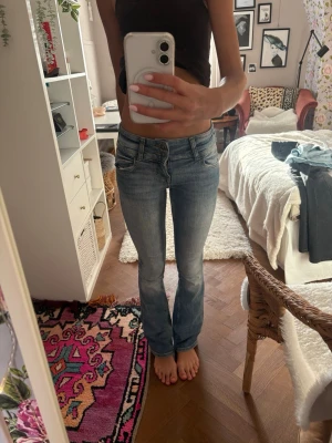 Low waist jeans - Säljer ett par lågmidjade bootcut jeans i blå. Mycket bra skick!
