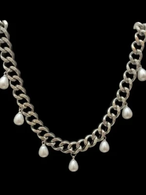 halsband  - säljer mitt silvriga sthlm stil halsband