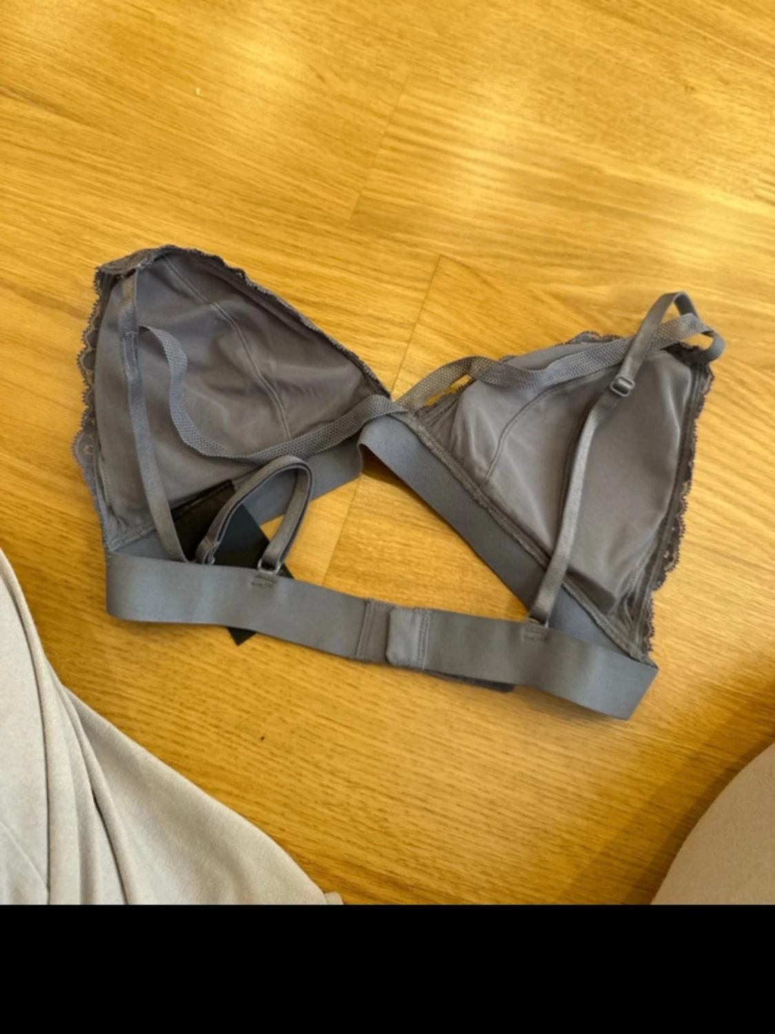 Grå spetsbralette från H&M - 2