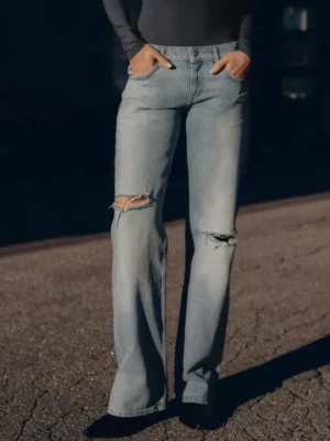 Blåa ZARA jeans  - Blåa ZARA jeans med hål i storlek 32 vid önskemål av fler bilder kontakta mig❣️