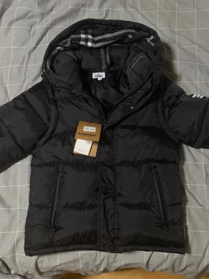 Svart pufferjacka från Burberry - Säljer min Burberry jacka för den är lite kort på mig.  