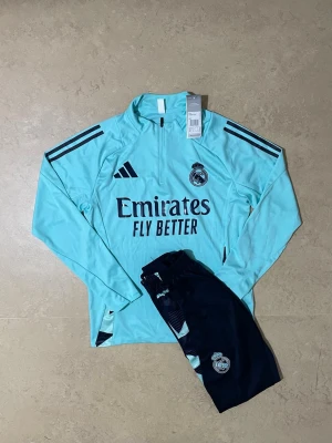 Real Madrid Tracksuit - Säljer denna snygga Tracksuiten för ett riktigt bra pris, skriv till om ni är intresserade eller har några funderingar!