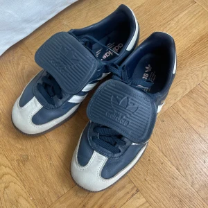 Adidas Samba skor  marinblå/vit - Adidas Samba skor i marinblått och vitt med klassiska tre ränder på sidan. Har använts 3 gånger och tvättas noggrant innan dem skickas. Pris kan sänkas!💕