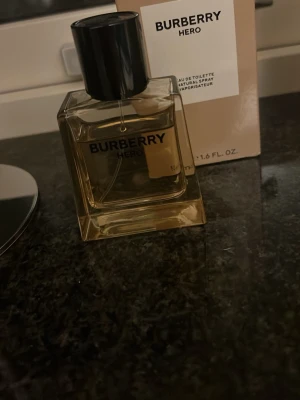 Burberry Hero EdT 50ml - Burberry Hero Eau de Toilette i 50 ml är en modern doft i stilren flaska. Perfekt för dig som vill ha en ikonisk parfym från ett välkänt märke. Snygg att ha framme och enkel att ta med sig.