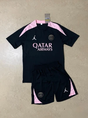 PSG tracksuit  - Säljer denna riktigt snygga tracksuiten för ett himla bra pris,skriv till om ni är intresserade eller har några funderingar!