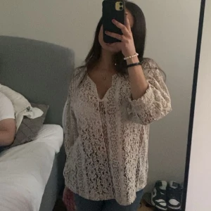 Beige spets topp - Jättefin spets tröja med en v-ringning som ej kommer till användning 