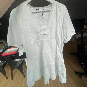 Vit Zara klänning - Superfin och populär klänning från Zara som inte kommer till användning. Klänningen är endast testad, men prislappen är borttagen🤍