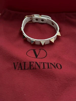 Vit valentino armband - Nytt skick valentino armband, säljer den för att jag inte använder den!