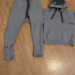 Syna world tracksuit - Säljer den för att den är för liten.