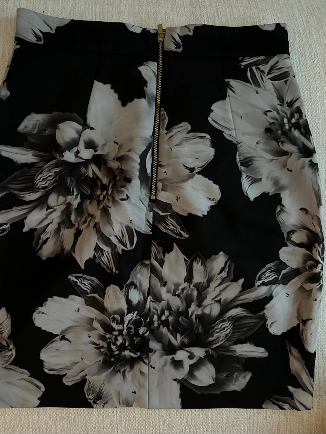 Blommig svartvit kjol från H&M - 1