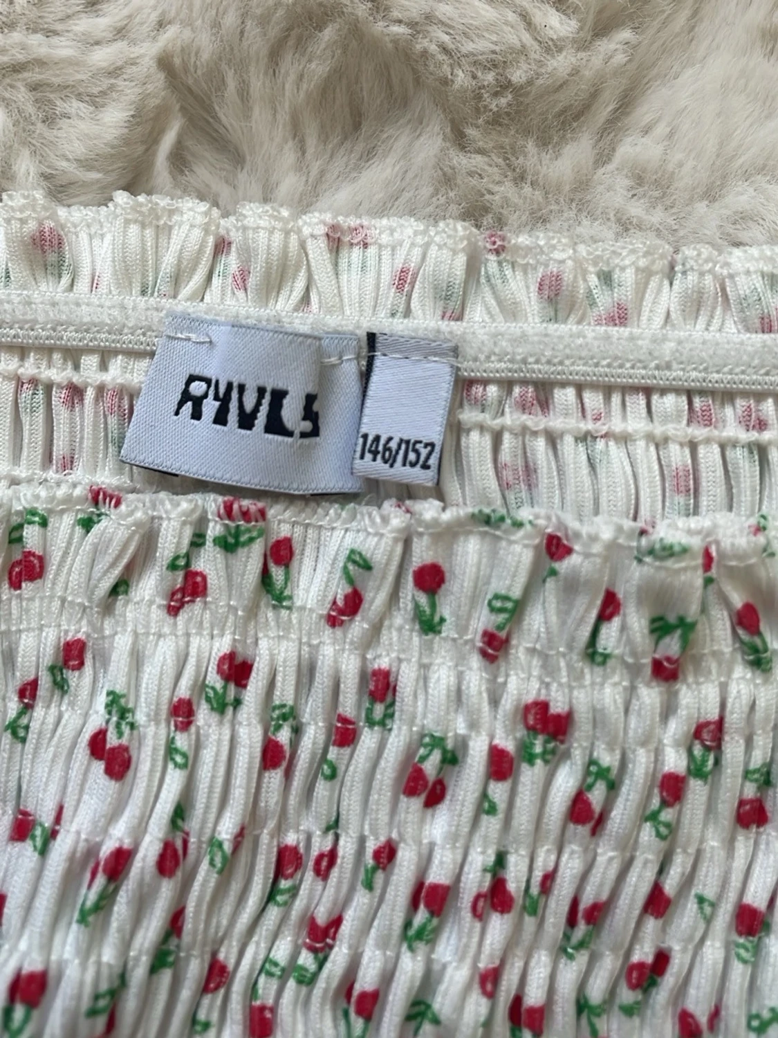 Vit offshoulder topp med körsbär - 1