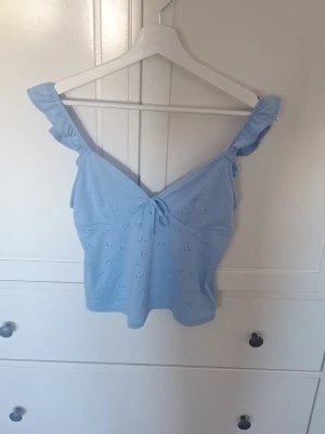 Sommar topp - Jättefint linne med knytning I ryggen från hm divided. 