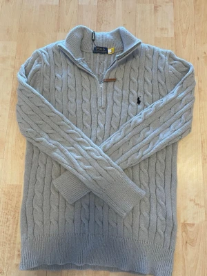 Ralph lauren polo zip stick tröja - Ralph lauren polo zip stick tröja, helt ny, oanvänd kommer med tags. Storlek M, färgen grå