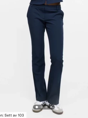 Bik bok kostymbyxor  - Säljer dessa mörkblå lågmidjade kostymbyxor från bik bok. Tror i modellen Vera. Det är använda en gång så är som nya. Nypris 499kr och priset går att diskutera!💕