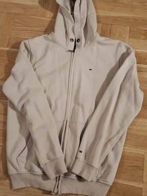 Tommy Hilfiger kofta - Mer information dm passar för L och xl