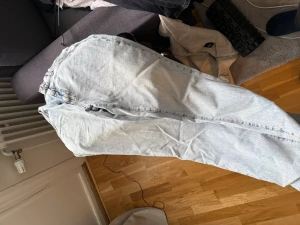 Ljus jeans från Woodbird - Säljer ett par ljusblå jeans med klassisk femficksdesign och raka ben. Jeansen har en normal passform och är tillverkade i jeansmaterial. Perfekta för dig som gillar en enkel och clean look. Passar till sneakers eller boots.