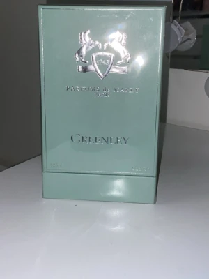 Parfums de Marly Greenley 125ml - Greenley från Parfums de Marly i storleken 125ml. En exklusiv parfym i elegant förpackning, tillverkad i Frankrike. Perfekt för dig som vill sticka ut med en lyxig doft och modern stil.