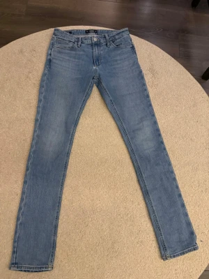 Jack & Jones Ljusblå skinny jeans 29/32 - Säljer ett par ljusblå skinny jeans i klassisk femficksmodell. Jeansen har normal midja och raka sömmar, tillverkade i mjukt denimtyg. Perfekta för dig som gillar en smal passform och enkel stil.