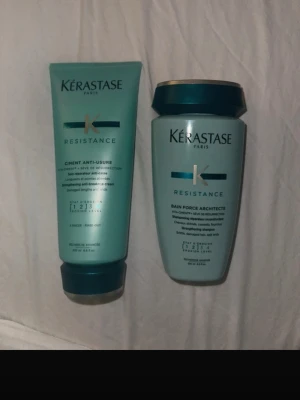 Kérastase Resistance hårvårdsduo - Säljer ett set med Kérastase Bain Force Architecte. Båda i snygga turkosa plastförpackningar, 200 ml vardera. Perfekt för dig som vill stärka och vårda håret med exklusiva produkter från Kérastase.