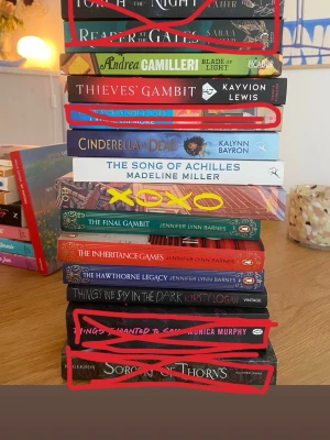 Böcker - Säljer massor av böcker, första bilden är alla engelska böcker och andra bilden är det blandat. Skriv privat för intresse!!   Första bilden: 1 för 75 - 2 för 125 - 3 för 160   Andra bilden: 1 för 40 - 2 för 60 - 3 för 80 